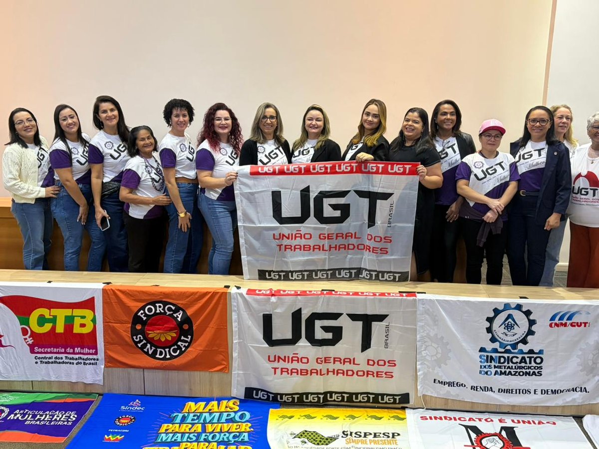 Dirigentes sindicais reunidas com a bandeira da UGT durante a formação em Brasília